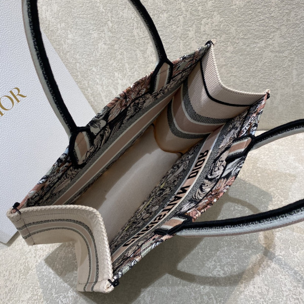 medium D*or book tote