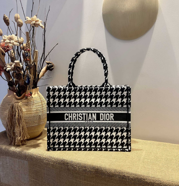 medium D*or book tote