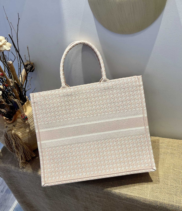 large D*or book tote