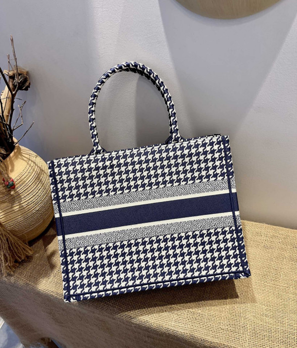 medium D*or book tote