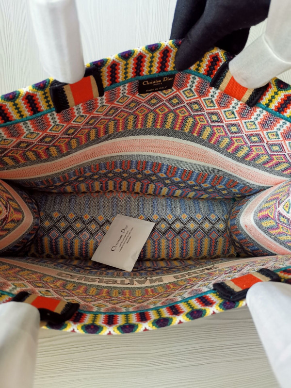 large D*or book tote