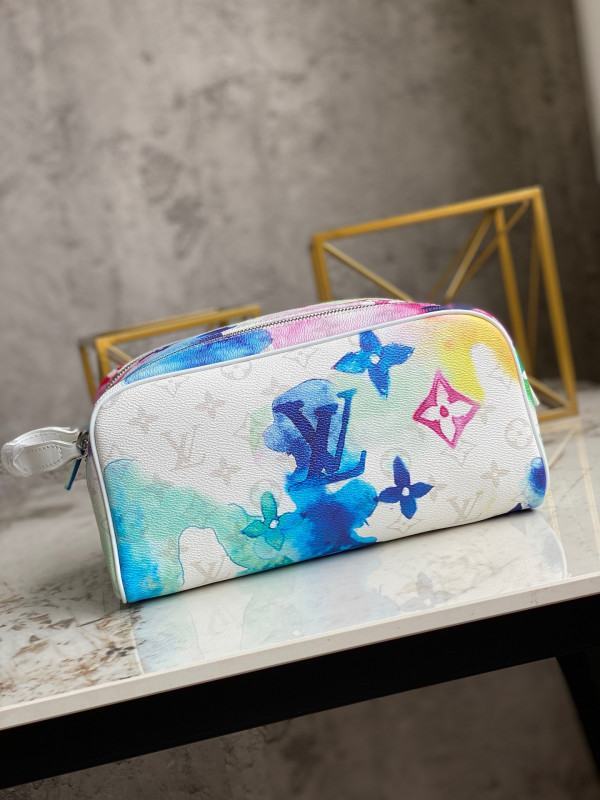 l**is V*t*n toilet dopp pouch