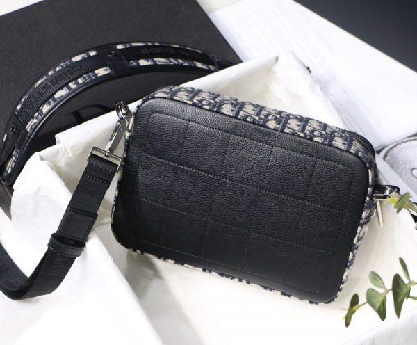 D*or safari messenger bag