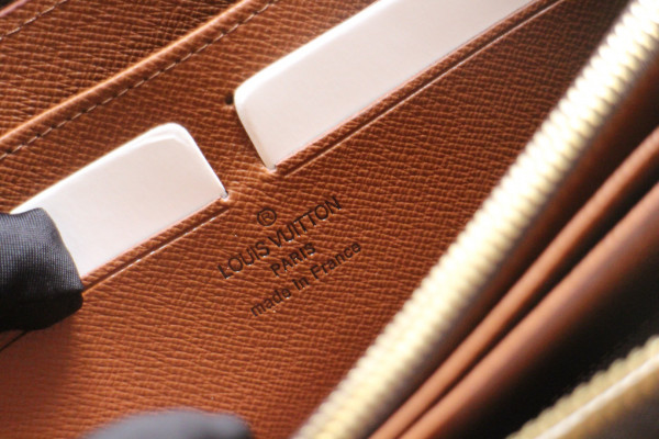 l**is V*t*n zippy wallet