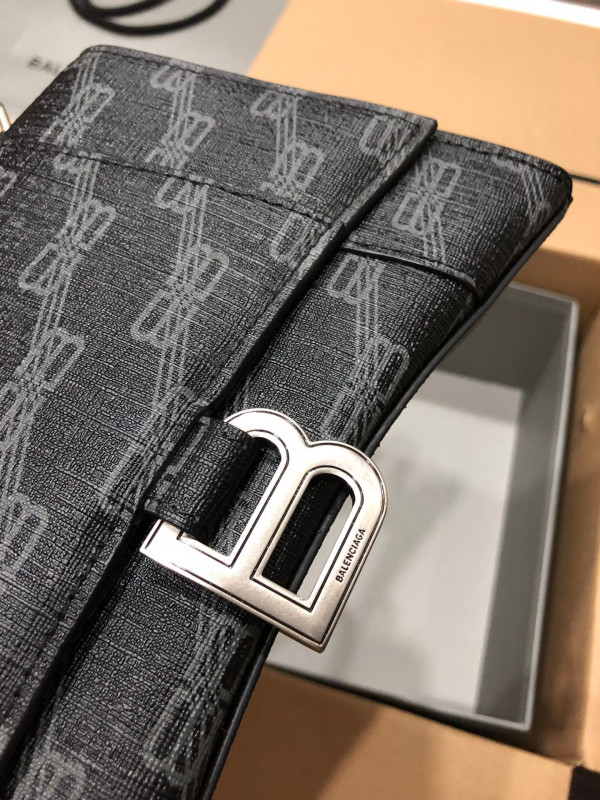 Ba*len*cia*ga hourglass