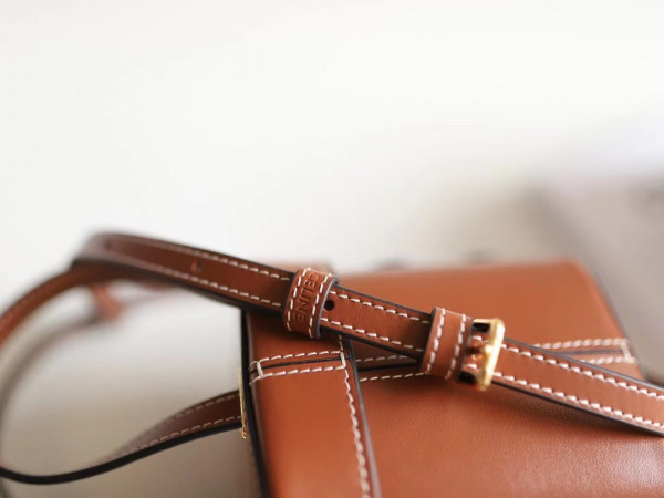 Ce**e small box cuir triomphe