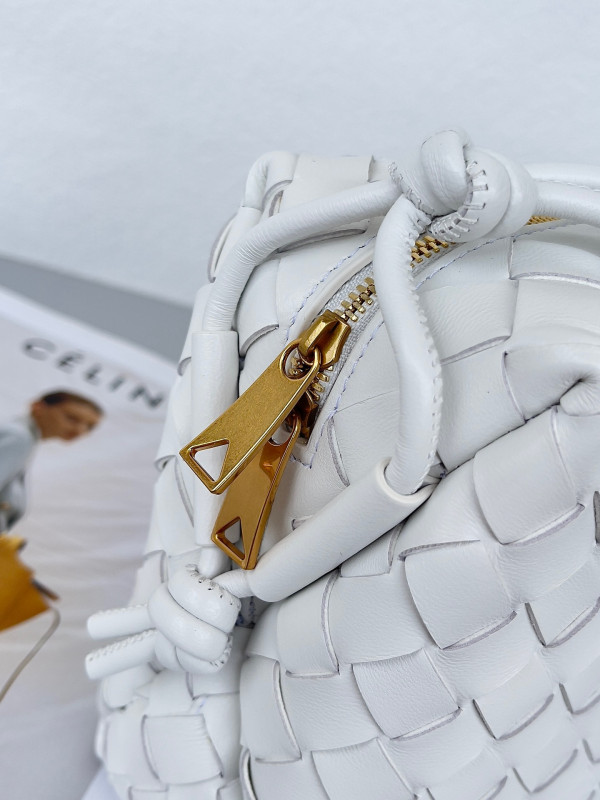 Bo*te*ga ve*ne*ta small loop camera bag