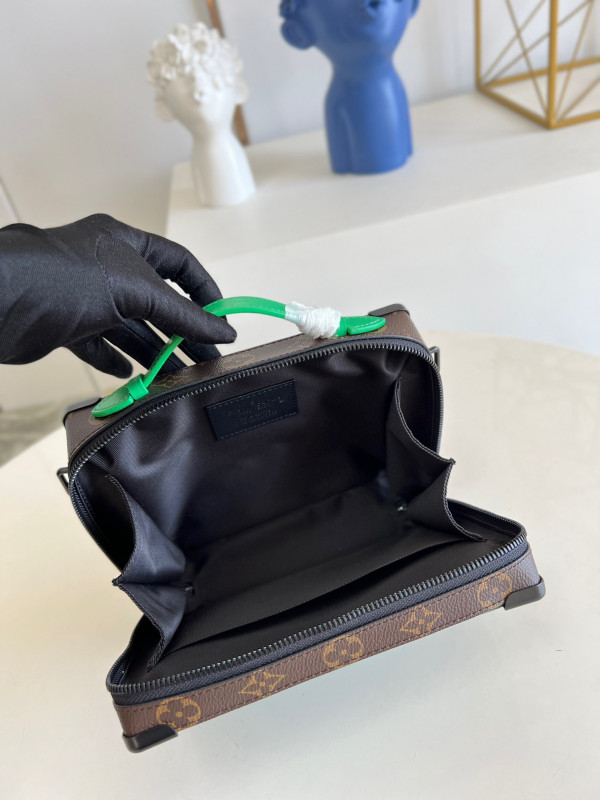 l**is V*t*n handle soft trunk