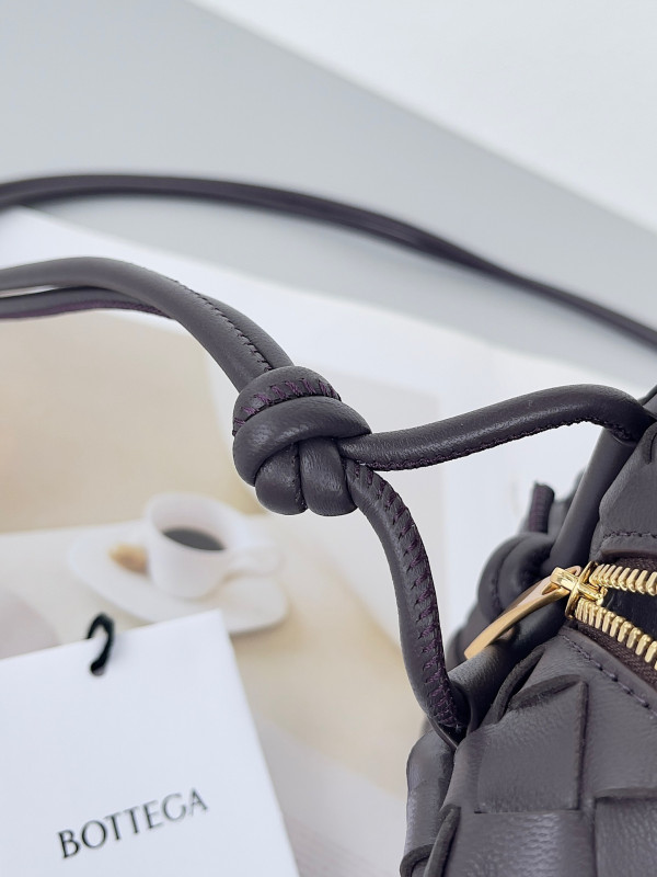 Bo*te*ga ve*ne*ta small loop camera bag