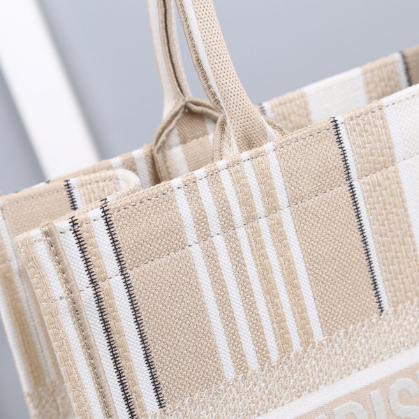 medium D*or book tote