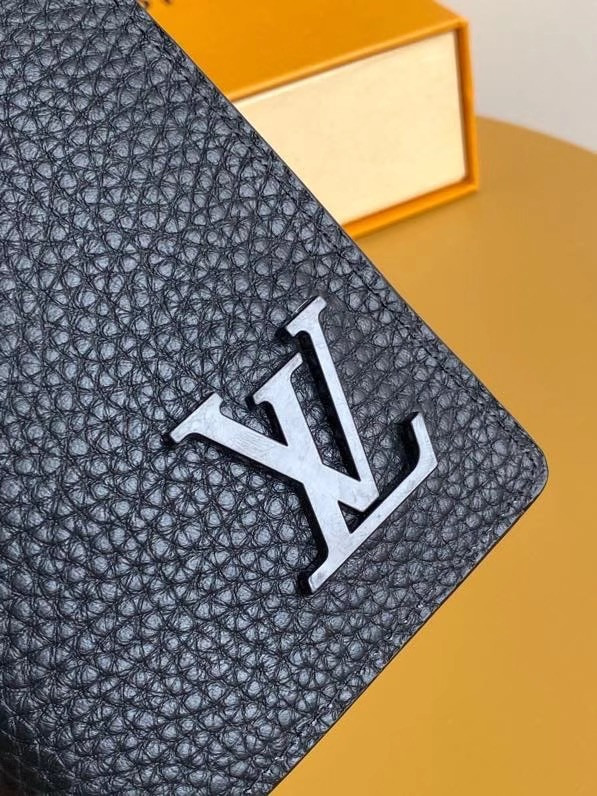 l**is V*t*n brazza wallet