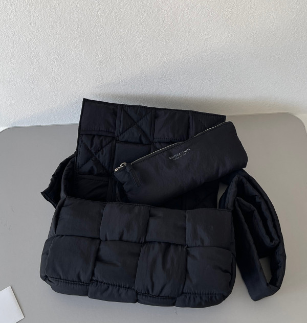 Bo*te*ga ve*ne*ta padded tech cassette