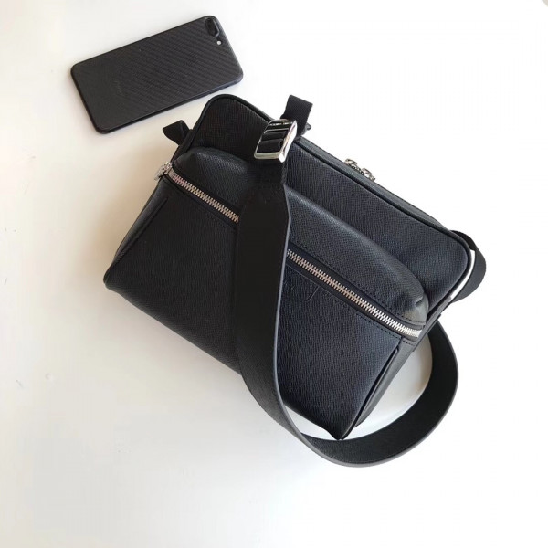 l**is V*t*n outdoor messenger pm