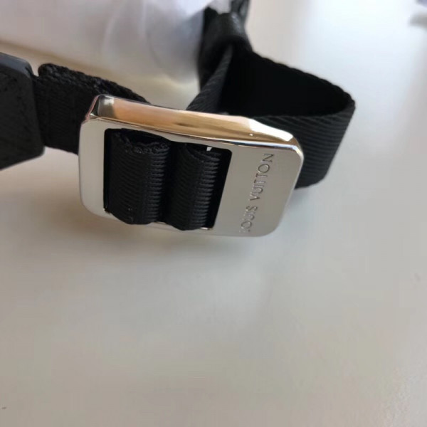 l**is V*t*n outdoor messenger pm