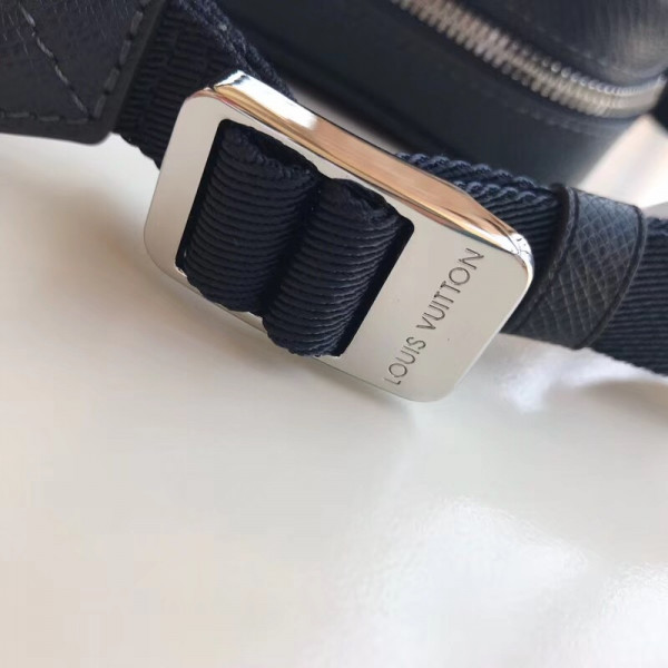 l**is V*t*n outdoor messenger pm