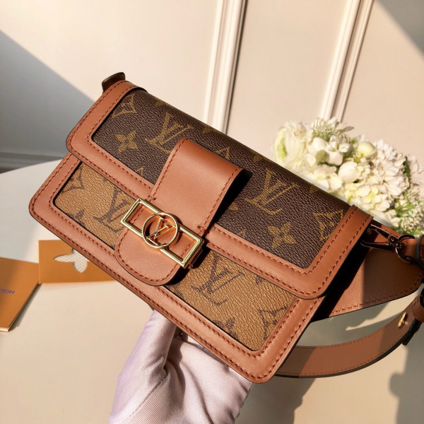 l**is V*t*n belt bag（2019 spring show）
