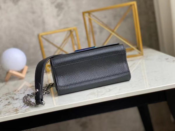 l**is V*t*n twist pm