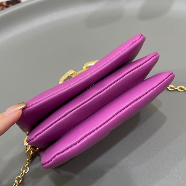 l**is V*t*n beltbag coussin