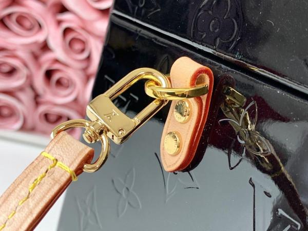 l**is V*t*n bleecker box