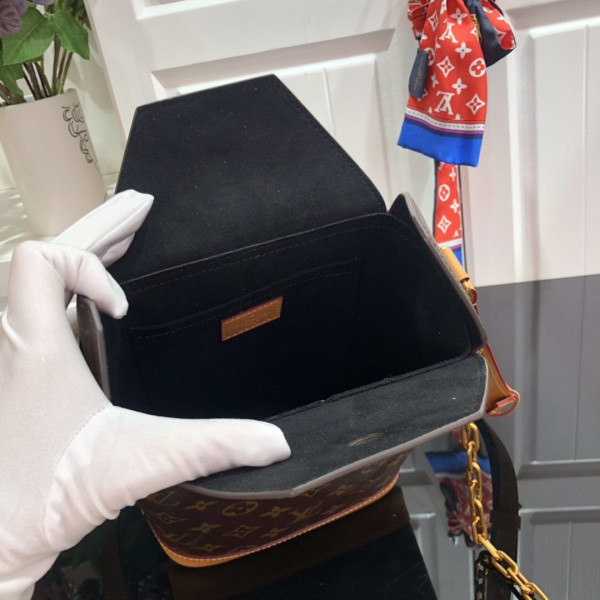 l**is V*t*n chalk bag