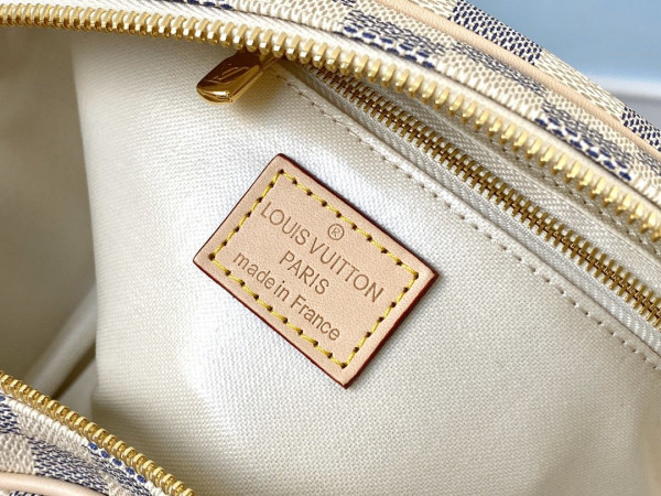 l**is V*t*n toiletry bag