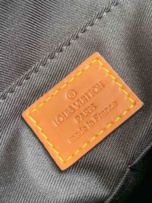 l**is V*t*n messenger bag