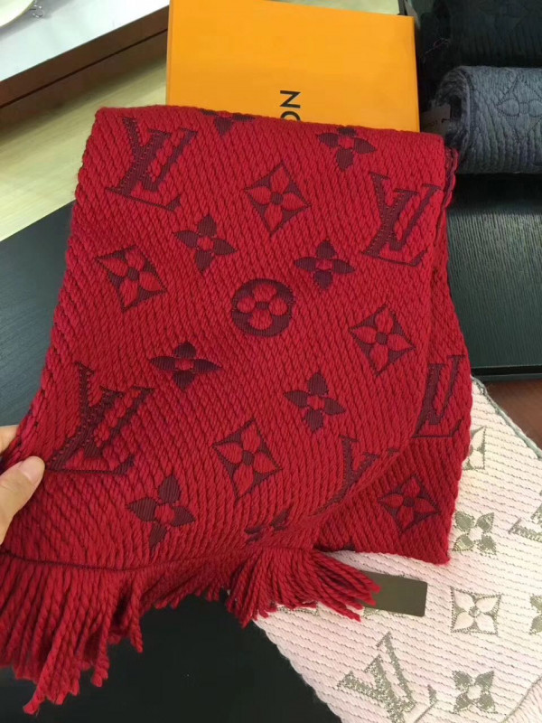 l**is V*t*n scarf