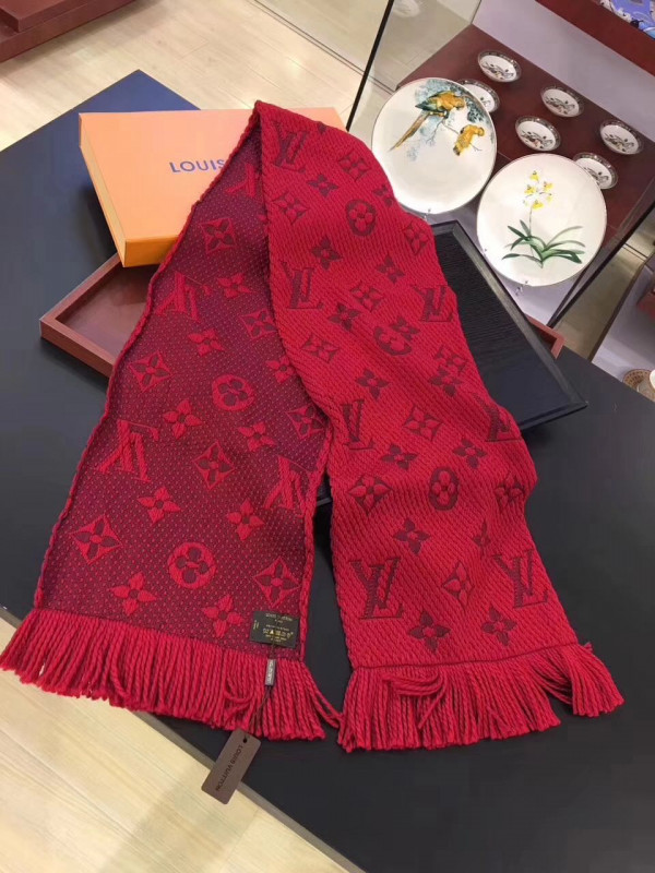 l**is V*t*n scarf