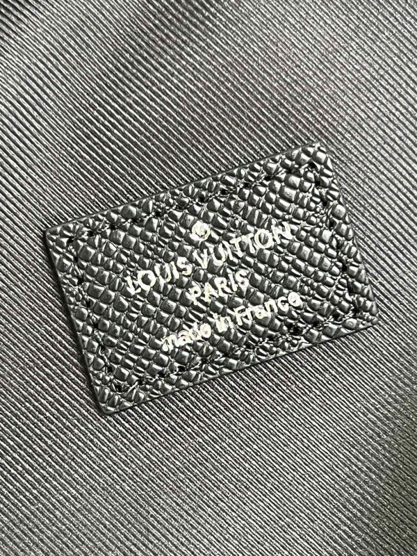 l**is V*t*n avenue sling bag