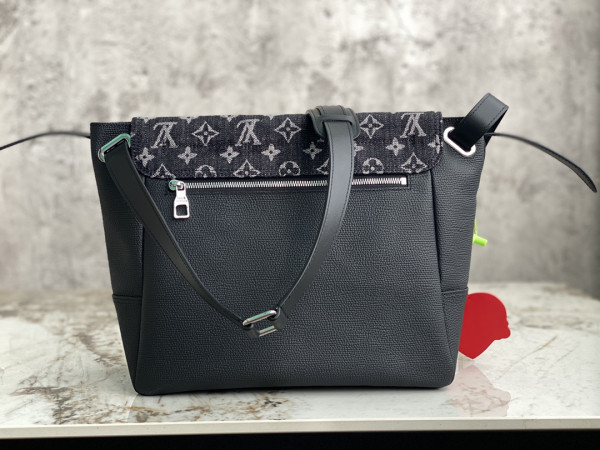 l**is V*t*n besace tokyo