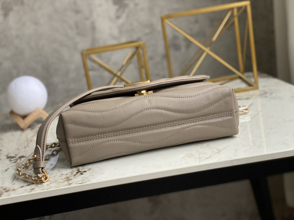 l**is V*t*n new wave chain bag