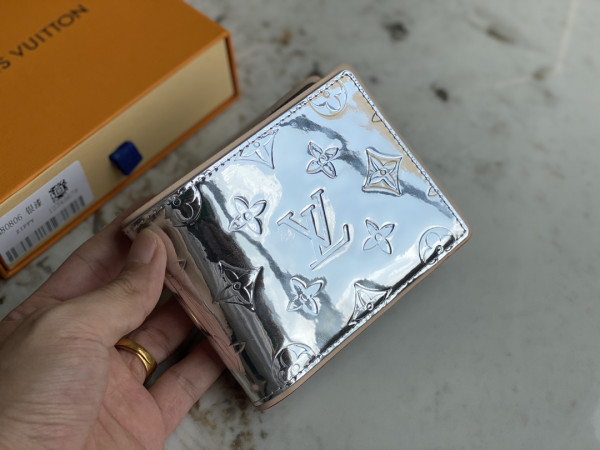 l**is V*t*n slender wallet