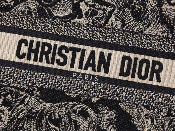 small D*or book tote