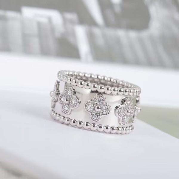 Van Cleef & Arpels Perlée clovers ring