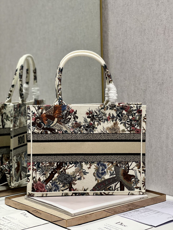 medium D*or book tote