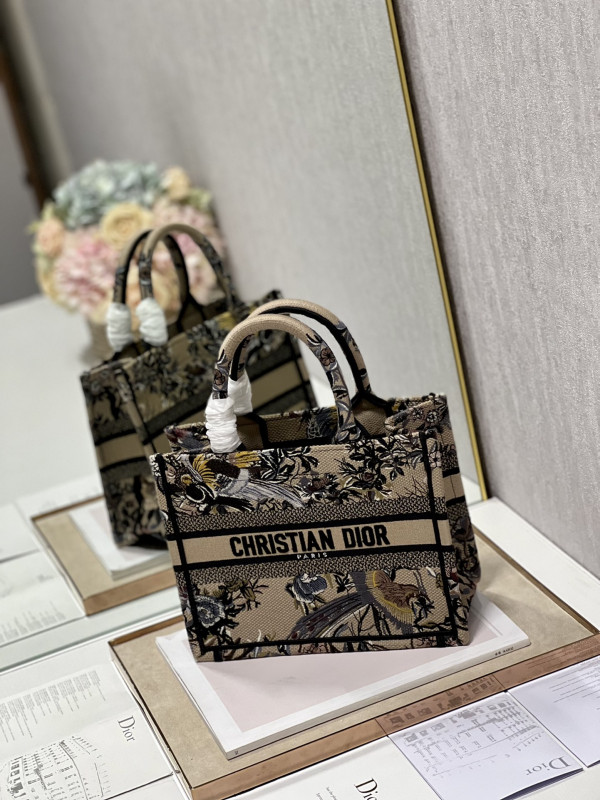 small D*or book tote