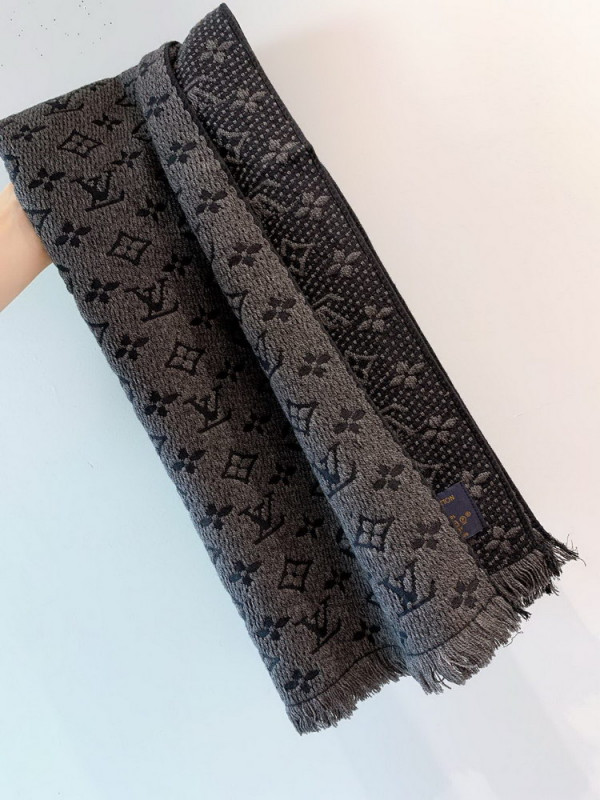 l**is V*t*n monogram classic scarf