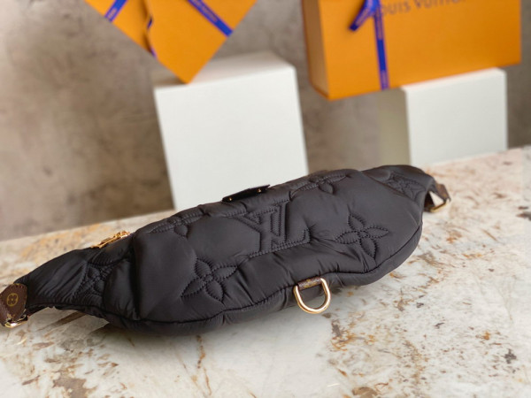 l**is V*t*n maxi bumbag