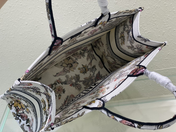 large D*or book tote