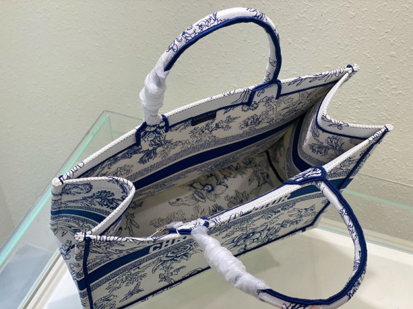 large D*or book tote