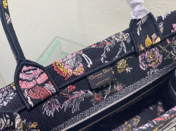 medium D*or book tote