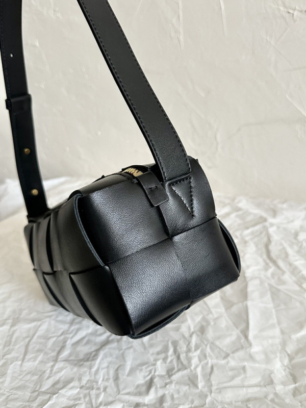 Bo*te*ga ve*ne*ta smal brick cassette