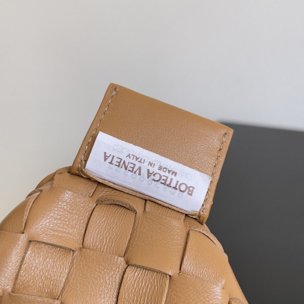 Bo*te*ga ve*ne*ta classic sardine top handle bag