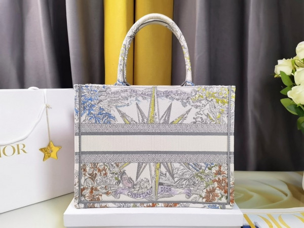 medium D*or book tote