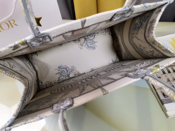 medium D*or book tote