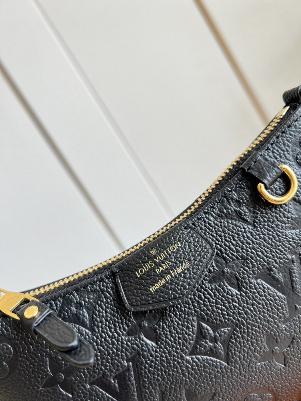 l**is V*t*n easy pouch on strap