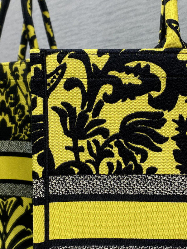 large D*or book tote