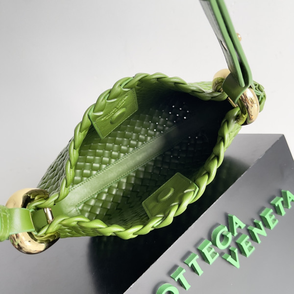 Bo*te*ga ve*ne*ta small clicker shoulder bag