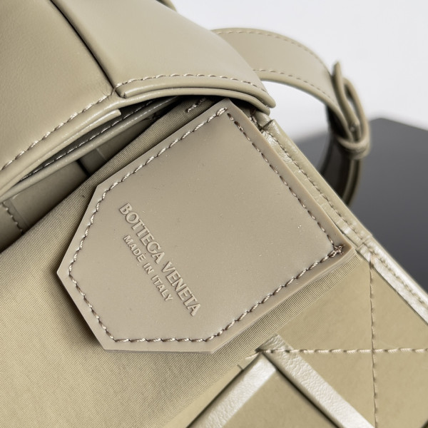 Bo*te*ga ve*ne*ta mini brick cassette