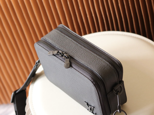 l**is V*t*n alpha wearable wallet